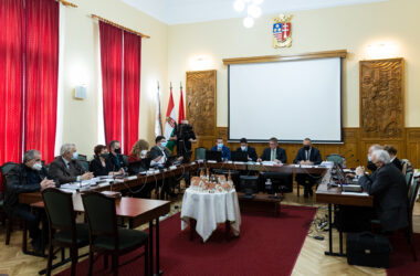 Kiemelt kép a Idén második alkalommal üléseztek városunk képviselői – Elfogadták Tata idei költségvetését című bejegyzéshez