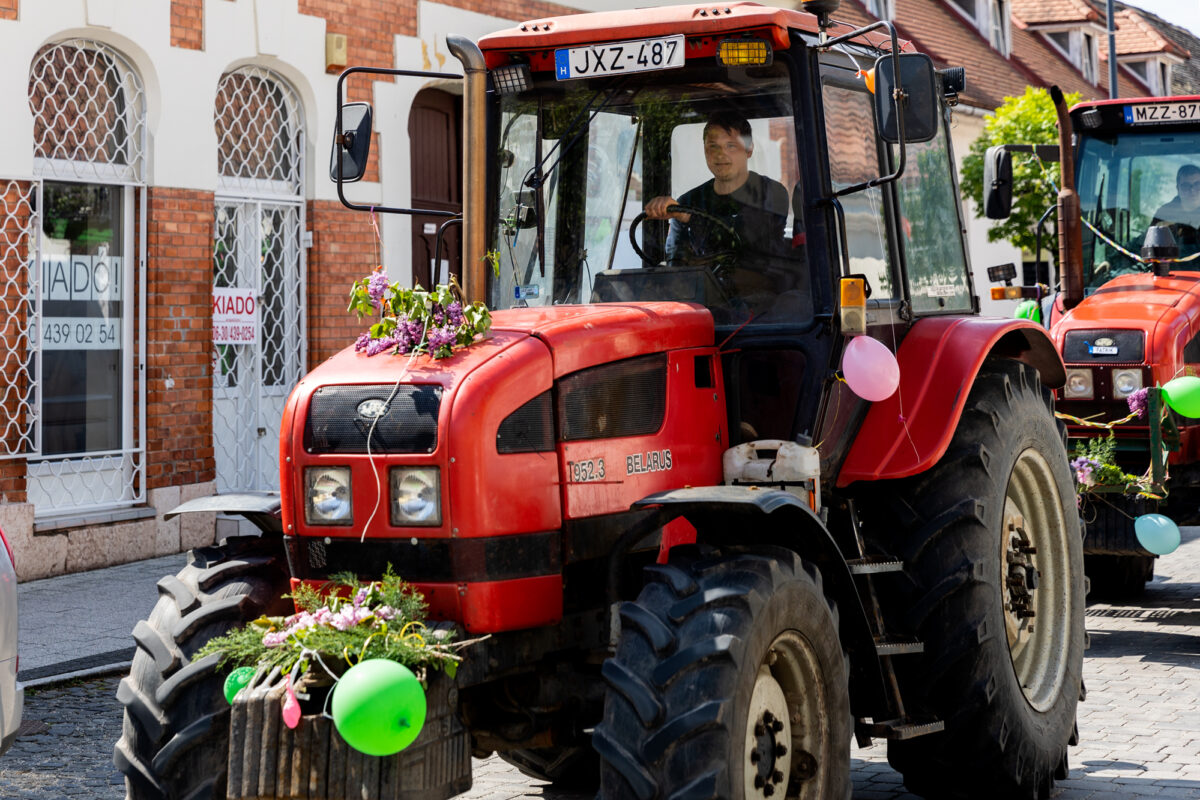 Kiemelt kép a Traktorokkal búcsúztak a várostól a Jávorkás diákok című bejegyzéshez