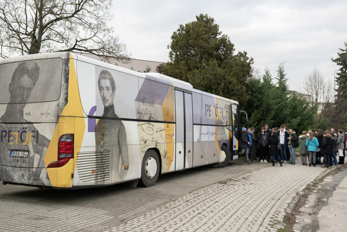 Kiemelt kép a Tatára érkezett a Petőfi Irodalmi Múzeum tematikus busza című bejegyzéshez