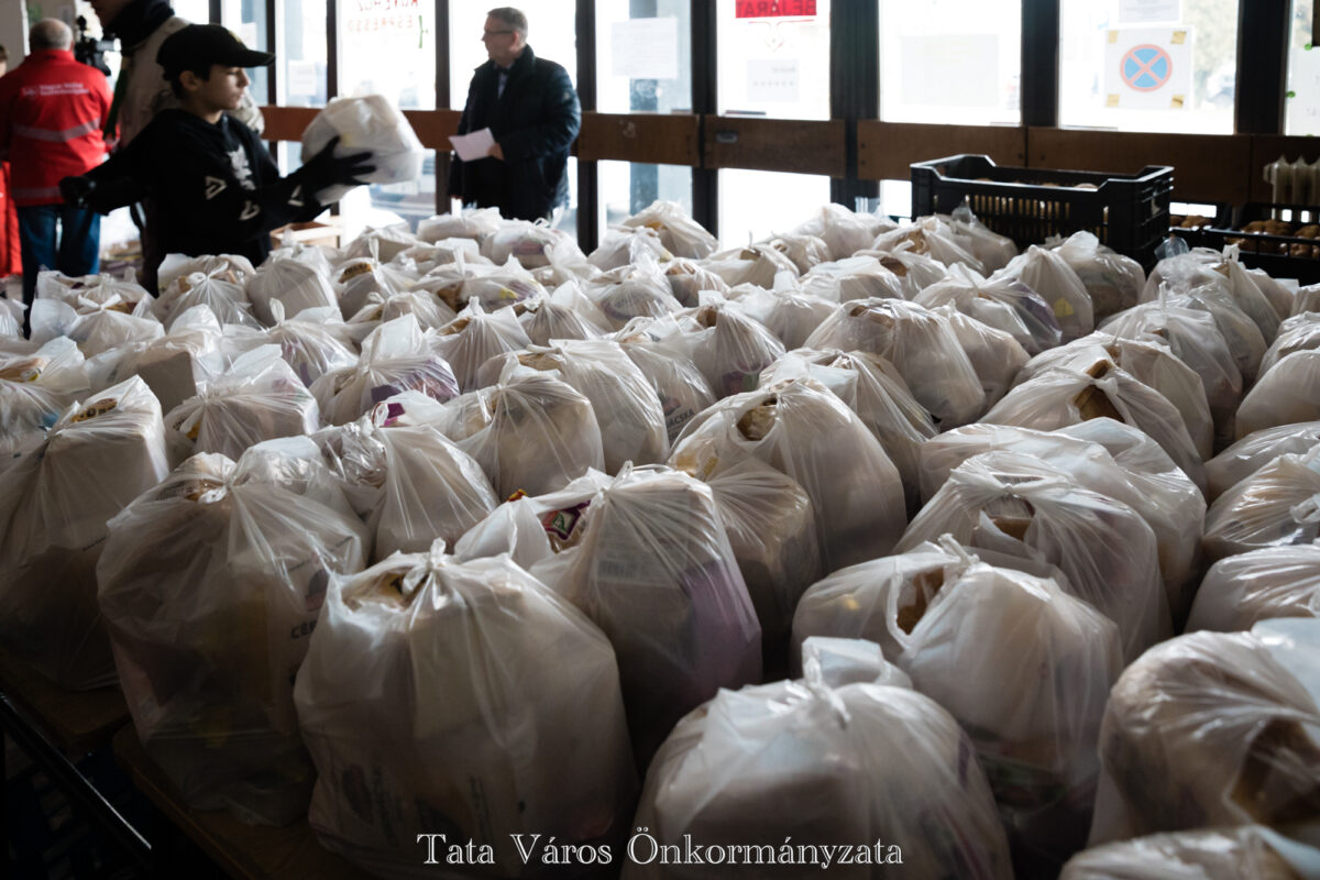 Kiemelt kép a Ezen a télen is 9 héten át tart az étel és élelmiszercsomagok kiosztása a rászorulóknak című bejegyzéshez