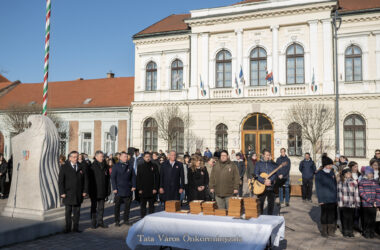 Kiemelt kép a 79-en vették át a Kossuth téren Tata Város Tanulmányi Különdíját című bejegyzéshez