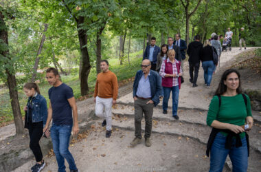 Kiemelt kép a A tájépítészet és a kertörökség nemzetközi szakértői tettek látogatást a tatai Angolkertben című bejegyzéshez