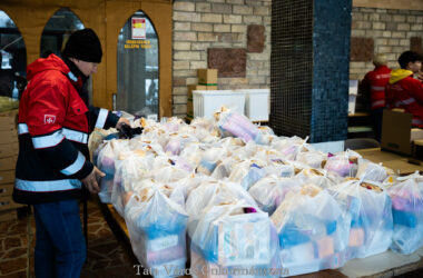 Kiemelt kép a Ismét kilenc héten át kapnak étel és tartós élelmiszer csomagokat a rászorulók Tatán című bejegyzéshez