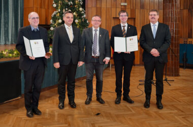 Kiemelt kép a Három tatai elismerés született a vármegyei önkormányzat éves díjátadóján című bejegyzéshez