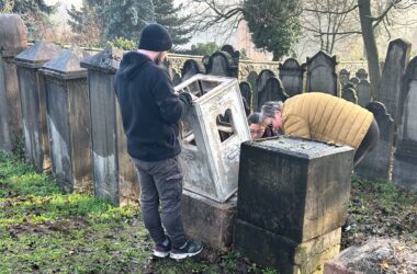 Kiemelt kép a Megkezdődhet a tatai zsidó temető kerámia fejköveinek restaurálása című bejegyzéshez