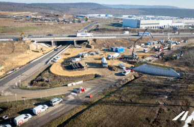 Kiemelt kép a Földmunkákkal folytatódik az M1-es autópálya bővítése című bejegyzéshez