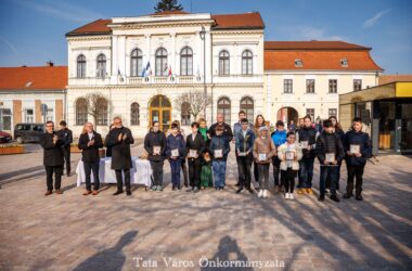Kiemelt kép a A kiemelkedő tanulmányi eredményeket elért diákokat és felkészítőiket köszöntötték a Kossuth téren című bejegyzéshez