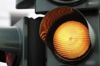 Kiemelt kép a A Magyar Közút hamarosan elvégzi a Kocsi út – Táncsics Mihály utca – Környei úti közlekedési lámpa javítását című bejegyzéshez