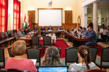 Kiemelt kép a Meghívó Tata Város Önkormányzat Képviselő-testületének ülésére című bejegyzéshez